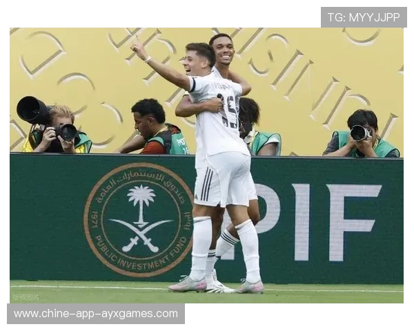 贝林厄姆插入禁区接应传球,英格兰构建连续攻势