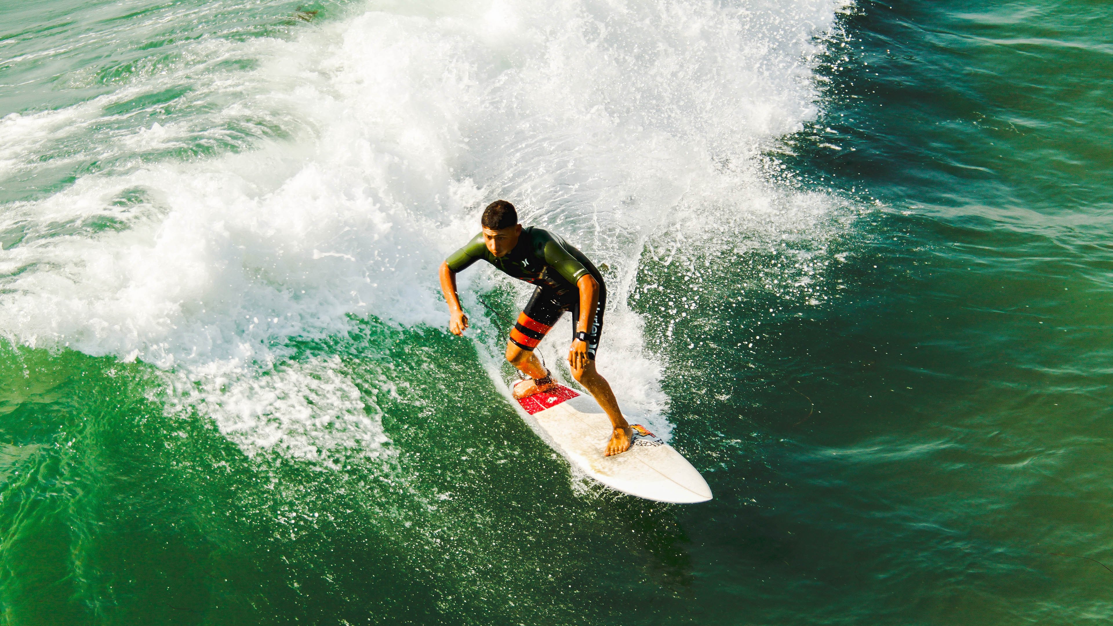 “悬崖飞跃：惊险刺激的极速腾空”，悬崖速降技巧及装备